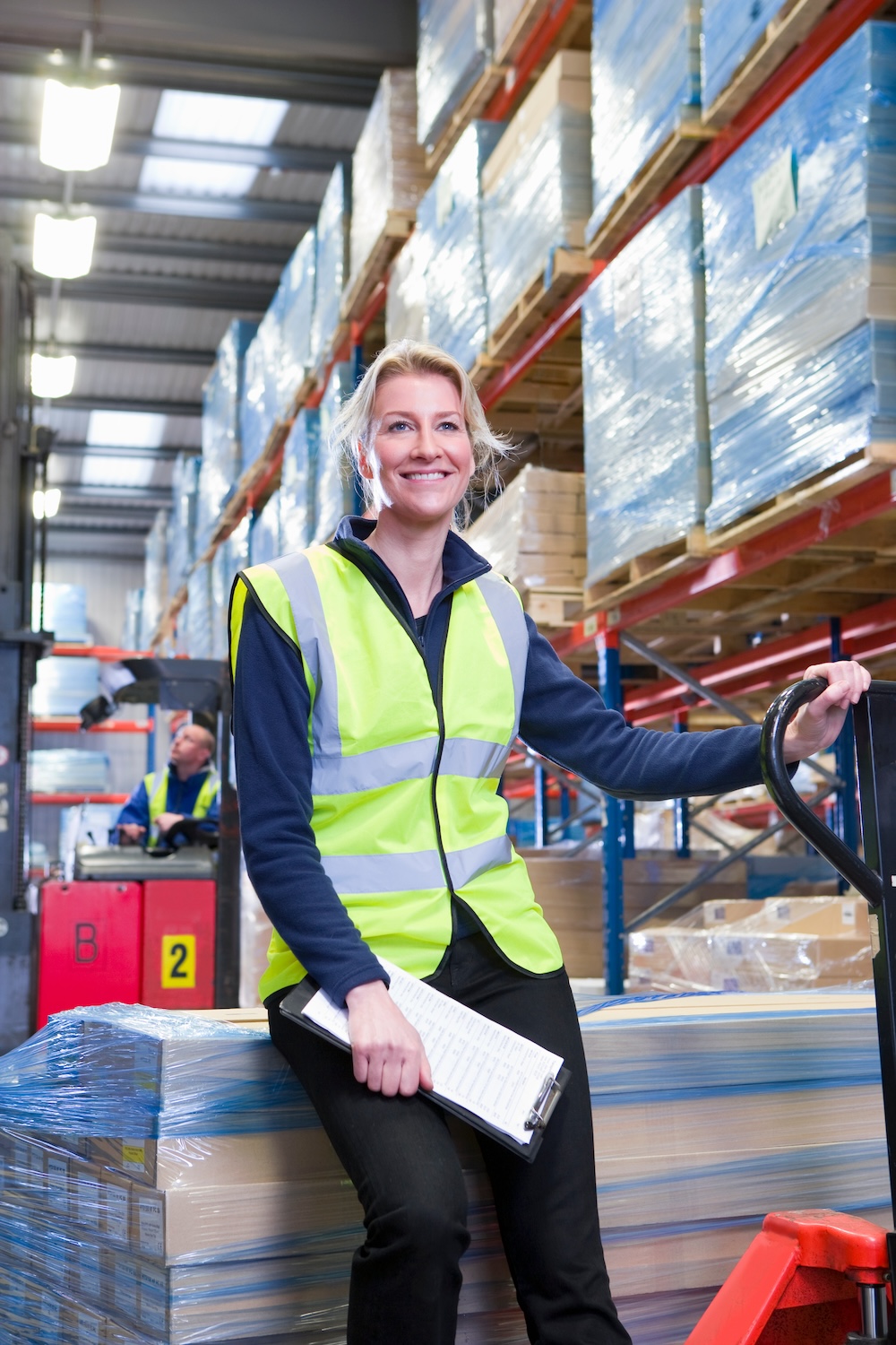 YES Groep Westland Logistiek medewerker in een magazijn aan het werk