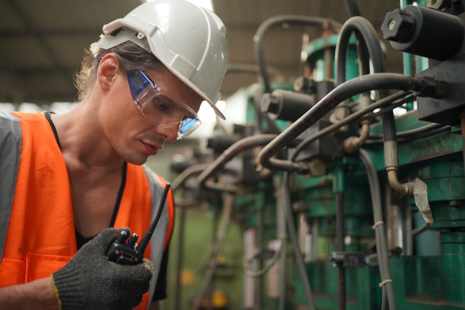 YES Groep Logistiek vacature voor operator die bezig is bij een machine